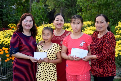 Tặng quà Tết cho trẻ mồ côi