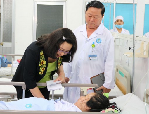 Lãnh đạo thành phố thăm, tặng quà bệnh nhân ung thư