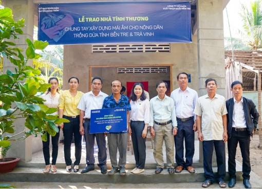 Betrimex bàn giao 10 căn nhà tình thương cho bà con trồng dừa tỉnh Bến Tre và Trà Vinh