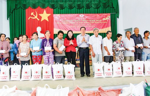 Tặng quà cho người nghèo, nạn nhân 
chất độc da cam và cựu thanh niên xung phong