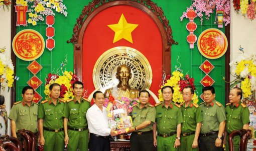 Lãnh đạo thành phố thăm và chúc Tết các lực lượng vũ trang và bệnh viện trên địa bàn thành phố