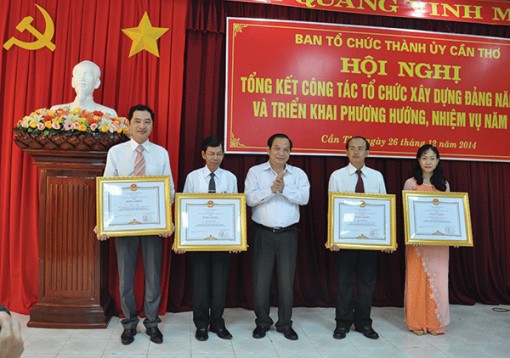 Xây dựng đội ngũ đủ phẩm chất, năng lực, uy tín ngang tầm nhiệm vụ <br> Bài cuối: Làm trong sạch và tinh gọn đội ngũ cán bộ