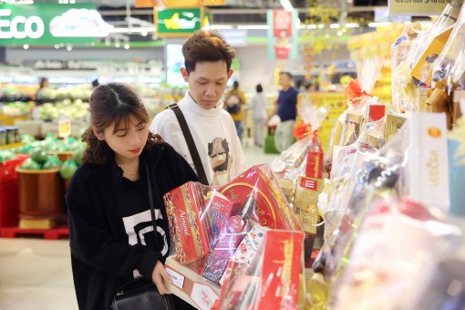 Người dân tấp nập vào siêu thị sắm Tết
