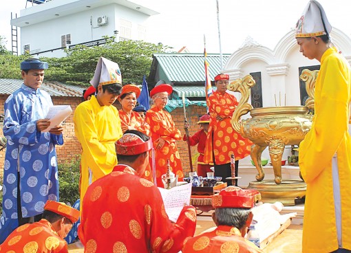 “Cang lạp”

ở đình làng