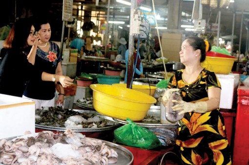 Thực phẩm tươi sống giảm giá sau Tết