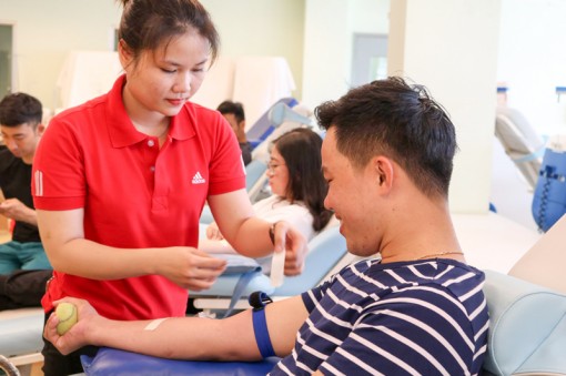 60 người tham gia hiến máu đầu xuân