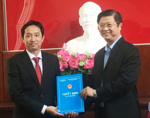 Lãnh đạo UBND TP Cần Thơ trao các quyết định về công tác cán bộ