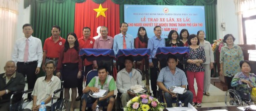 Trao 50 xe lăn, xe lắc cho người khuyết tật nghèo