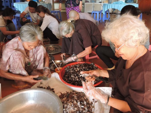 Những bát cơm đượm nghĩa tình