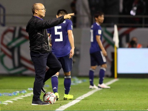 Ông Park không muốn

“vừa xay gạo, vừa bế em”