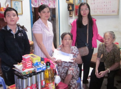 Tặng quà hai hoàn cảnh khó khăn, bệnh tật