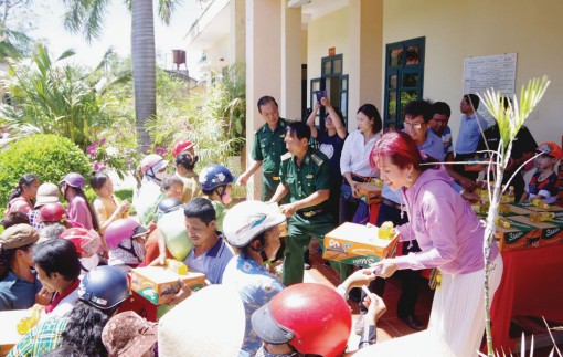 ជូន​អំ​ណោយ​ដល់​អ្នកក្រ​ តំ​បន់​មាត់​​ស​មុទ្រ​៤០០​ចំ​ណែក