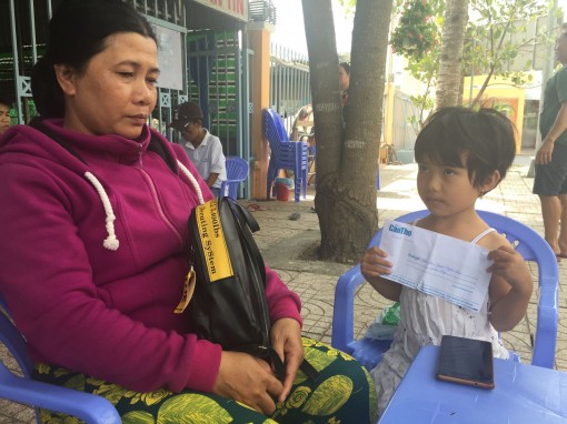 Trao tiền hỗ trợ bé 6 tuổi, bị ung thư máu