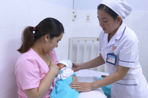 Nữ hộ sinh yêu nghề,
tận tụy với công việc