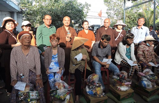 Trao 200 phần quà cho hội viên người mù