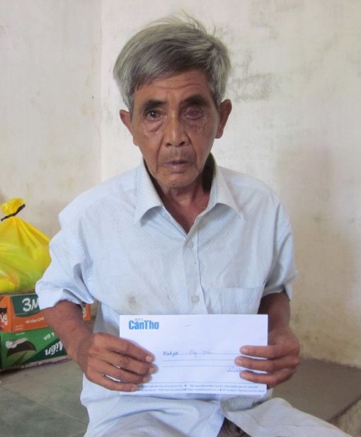 Nhà hảo tâm giúp đỡ hai hoàn cảnh neo đơn, già yếu