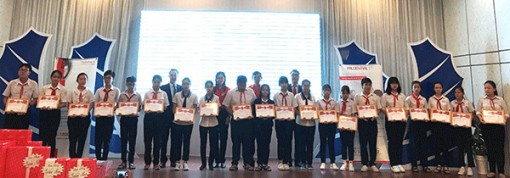 Hội thảo khách hàng và trao tặng 40 suất học bổng cho học sinh nghèo học giỏi