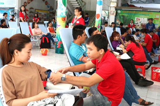 201 người tình nguyện hiến máu.