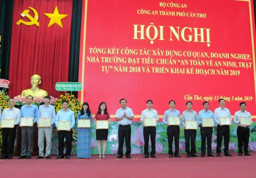 Công nhận 1.492 cơ quan, doanh nghiệp, nhà trường đạt tiêu chuẩn “An toàn về an ninh trật tự”