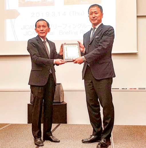 Trao giấy chứng nhận đăng ký đầu tư cho Dự án Nhà máy sản xuất, gia công thủy hải sản