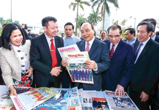 Thủ tướng Nguyễn Xuân Phúc cắt băng
Khai mạc Hội Báo toàn quốc năm 2019 với chủ đề “đổi mới, sáng tạo, trách nhiệm”