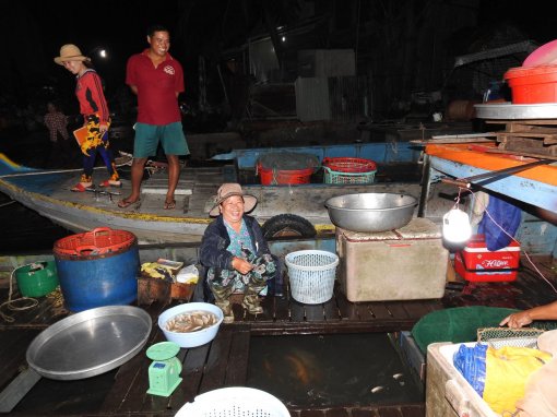 Nhộn nhịp chợ quê nửa đêm về sáng