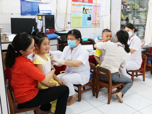 Các trường đồng loạt tiêm vắc-xin Sởi-Rubella cho trẻ