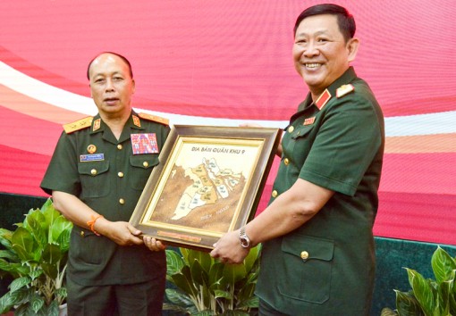 Đoàn cán bộ Quân đội Lào thăm, làm việc tại Quân khu 9