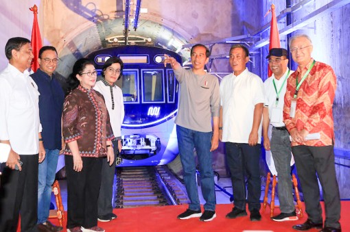Indonesia hiện thực 
giấc mơ tàu điện ngầm