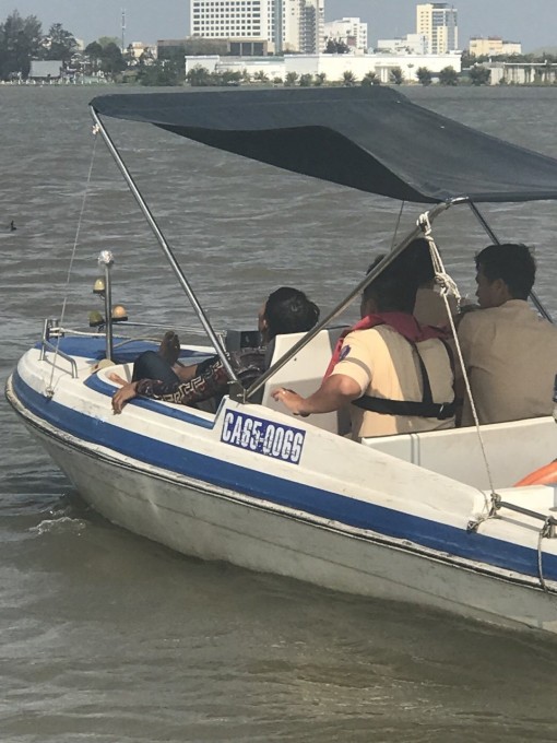 Cứu một thanh niên nhảy cầu Cần Thơ tự tử