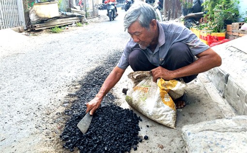 Chuyện ông lão vá đường