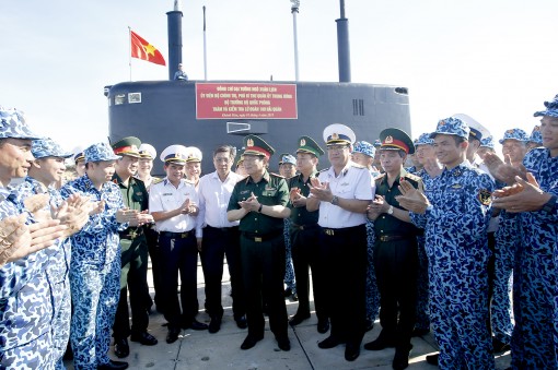 Bộ trưởng Bộ Quốc phòng thăm và kiểm tra các đơn vị Hải quân thuộc Căn cứ Cam Ranh