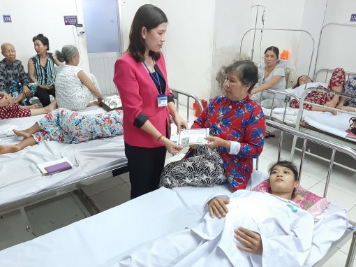Trao tiền từ thiện cho em Thanh Tuyền mắc bệnh nan y