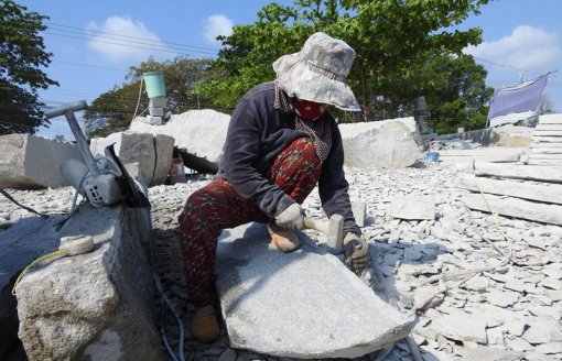 Nhọc nhằn thợ đá Cô Tô