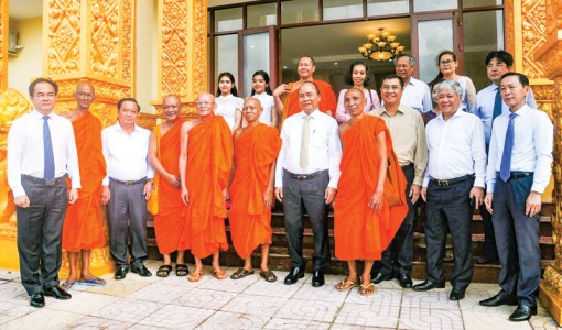 Thủ tướng Chính phủ thăm, chúc mừng Học viện Phật giáo Nam tông Khmer và bà con dân tộc Khmer quận Ô Môn