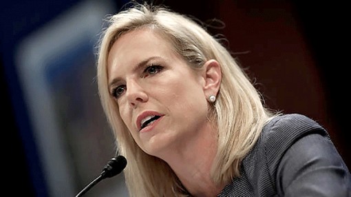 Vì sao Bộ trưởng An ninh Nội địa Mỹ từ chức?