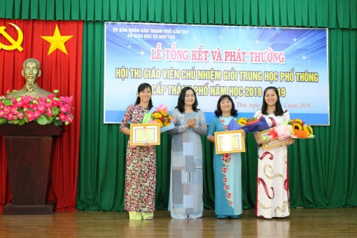 Trao giải Hội thi Giáo viên chủ nhiệm giỏi THPT cấp thành phố