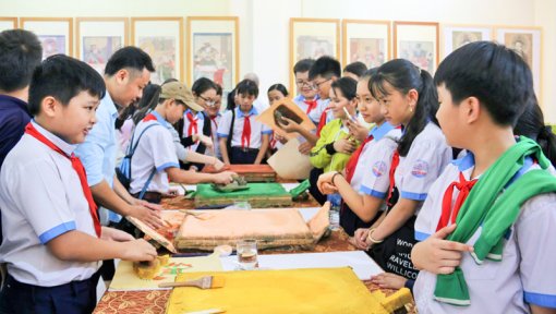 Xem tranh dân gian ở Cần Thơ