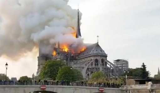 “Trái tim của nước Pháp” chìm trong khói lửa