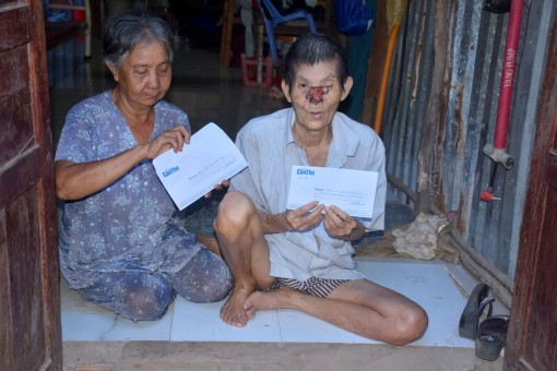 Trao tiền từ thiện