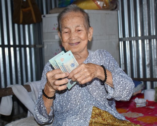 Giúp cụ già neo đơn, vất vả mưu sinh