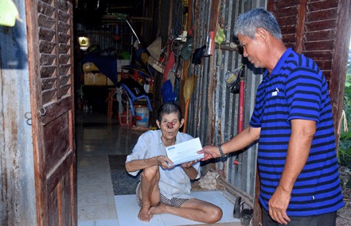 Trao tiền giúp ông Hồ Văn Phước chữa bệnh