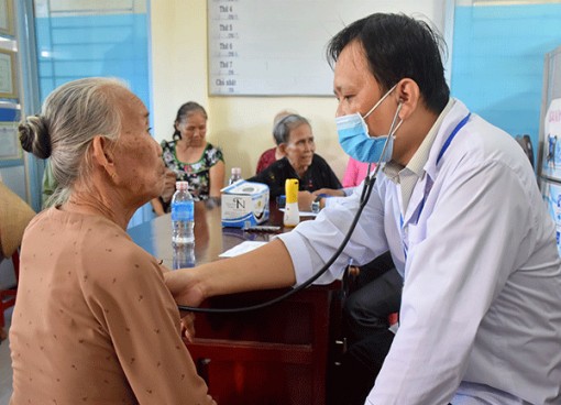 Khám bệnh, cấp thuốc miễn phí cho 500 hộ nghèo