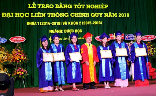 Trao bằng tốt nghiệp cho 289 sinh viên ngành Dược học