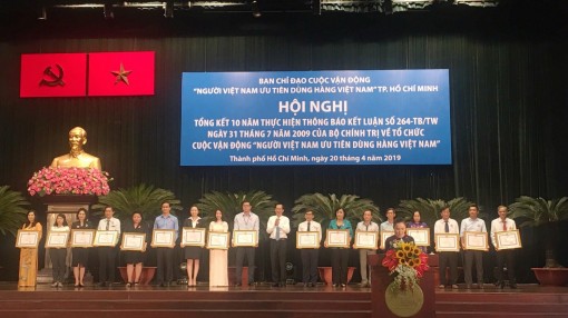 Tích cực hỗ trợ hàng Việt, VinCommerce nhận bằng khen của TP.HCM