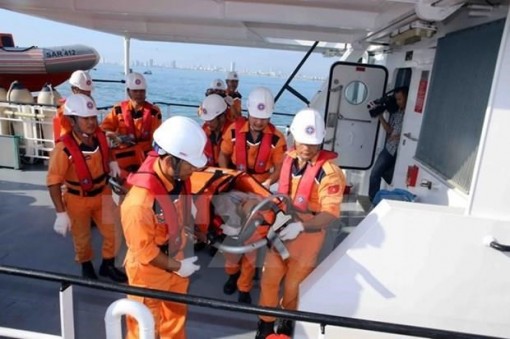 Kịp thời đưa ngư dân bị bệnh từ đảo Trường Sa Lớn về đất liền cứu chữa