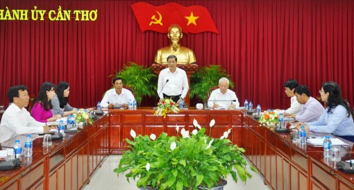 Tuyên truyền, giáo dục giúp người lao động trong các doanh nghiệp giác ngộ lý tưởng của Đảng, phấn đấu vào Đảng