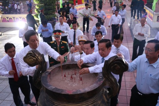 Long trọng kỷ niệm 44 năm Ngày Giải phóng miền Nam, thống nhất đất nước, Ngày Quốc tế Lao động 1-5 và 129 năm Ngày sinh của Bác