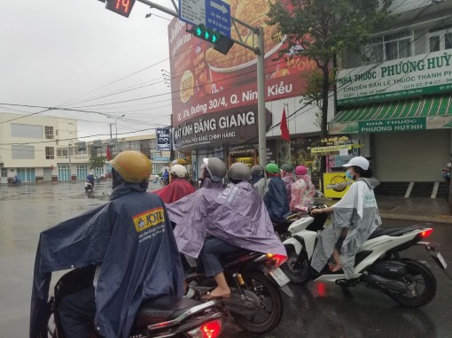 Mưa lớn kéo dài tại Cần Thơ, một số tuyến đường ngập cục bộ