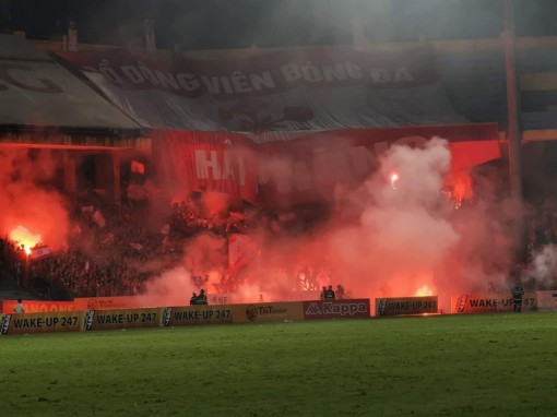 Pháo sáng cháy đỏ sân, do đâu?